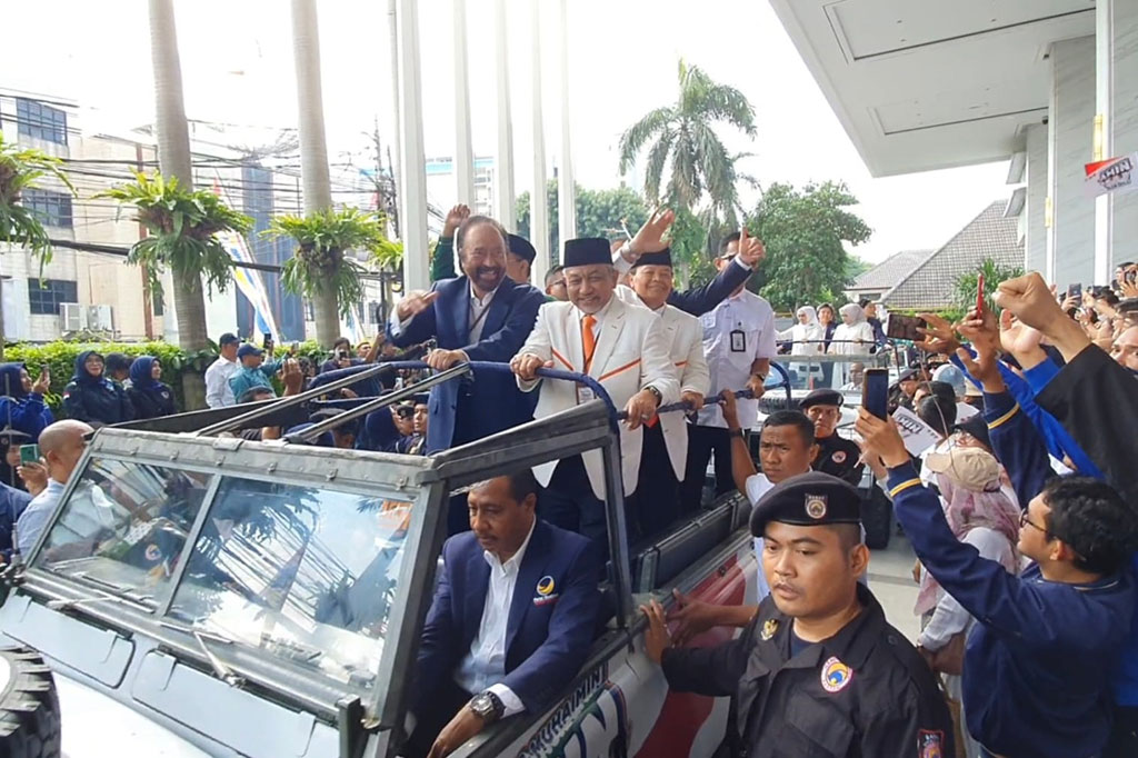 Iring-iringan kendaraan pasangan AMIN diikuti oleh kendaraan yang dinaiki oleh Ketua Umum Partai NasDem Surya Paloh, Presiden PKS Ahmad Syaikhu, serta petinggi PKB dan PKS.
