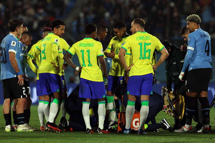 Neymar, yang menyalip Pele sebagai pencetak gol terbanyak sepanjang masa Brasil bulan lalu, mengalami cedera lutut ketika terjatuh setelah bertabrakan dengan gelandang Uruguay Nicolas de la Cruz pada masa tambahan waktu menjelang akhir babak pertama.