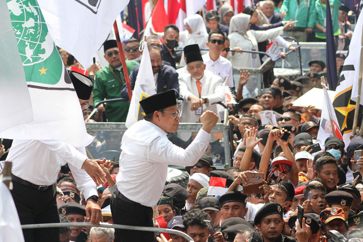 Anies-Muhaimin (AMIN) tiba dengan menggunakan mobiL Jeep berwarna putih dan terbuka dengan mengenakan pakaian kemeja putih, celana hitam, dengan peci hitam. Keduanya menyapa para pendukung yang telah menunggu sejak pukul 06.00 WIB dan berjejer di sepanjang jalan.