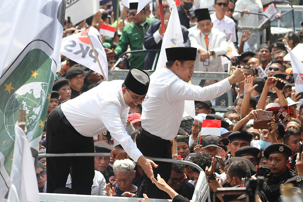 Mobil putih yang mereka tumpangi secara pelan membelah lautan pendukung yang mengantarkan mereka mendaftar ke Kantor KPU RI.