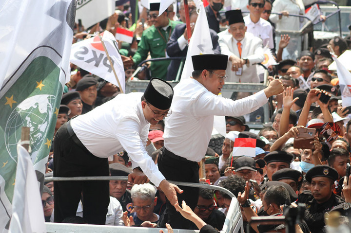 Mobil putih yang mereka tumpangi secara pelan membelah lautan pendukung yang mengantarkan mereka mendaftar ke Kantor KPU RI.
