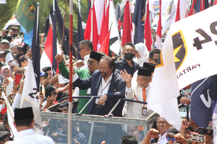 Di belakang mobil yang ditumpangi AMIN, diikuti mobil jenis serupa yang membawa Ketua Umum Partai NasDem Surya Paloh dan Ketua PKS Ahmad Syaikhu. 