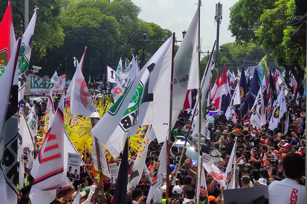 Setibanya di kawasan Jalan Imam Bonjol, Menteng, ribuan pendukung AMIN sudah memenuhi jalanan menuju Kantor KPU RI tersebut. Kedatangan AMIN juga diiringi lagu Maju Tak Gentar dan Yaal Lal Wathan yang mengantarkan mereka masuk ke Kantor KPU RI.
