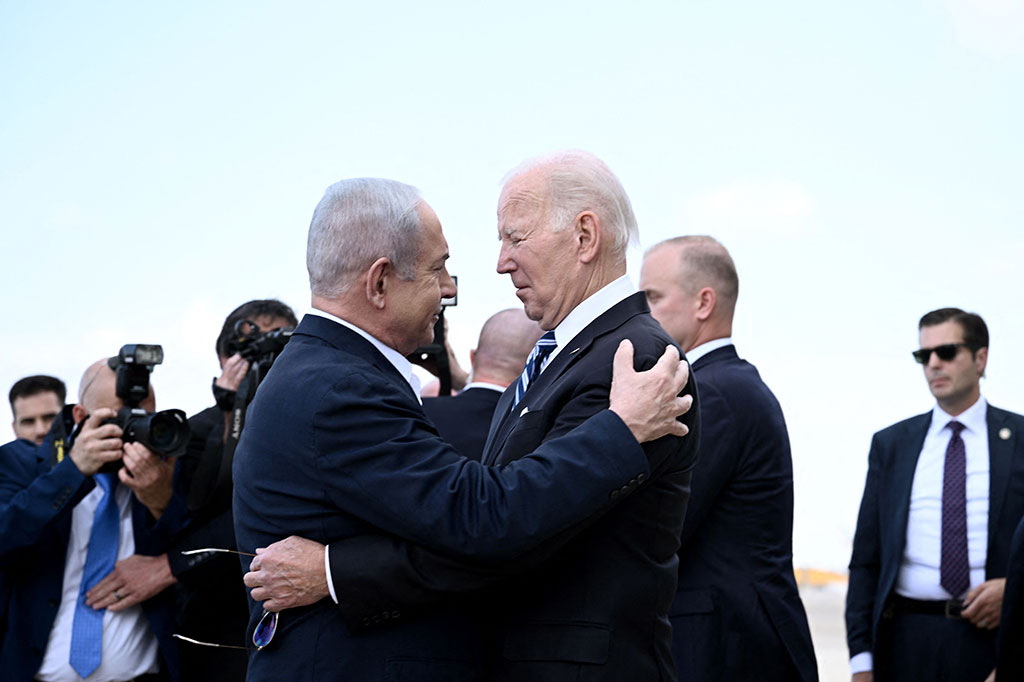 Perdana Menteri Israel Benjamin Netanyahu (kiri) menyambut Presiden AS Joe Biden setibanya di bandara Ben Gurion Tel Aviv pada 18 Oktober 2023, di tengah pertempuran yang sedang berlangsung antara Israel dan kelompok Palestina Hamas.