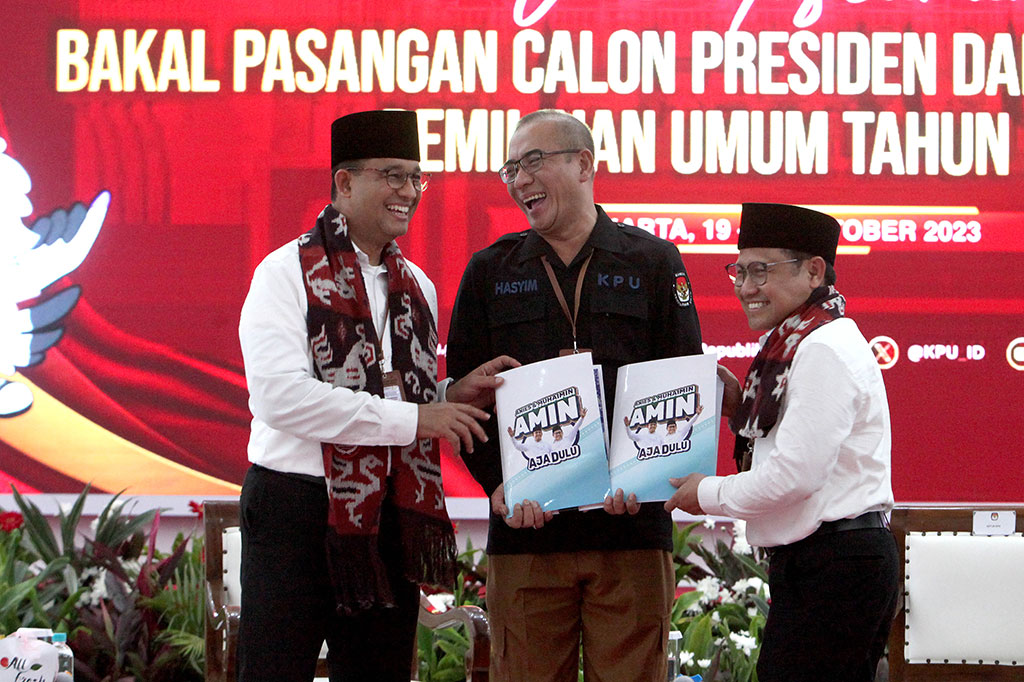 Sekitar pukul 10.13 WIB, AMIN secara simbolis menyerahkan berkas persyaratan pendaftaran kepada Ketua KPU RI Hasyim Asy'ari di ruangan utama Kantor KPU RI. Dari dalam ruangan itu terdengar teriakan 'Amin' yang cukup keras hingga terdengar dari luar ruangan.