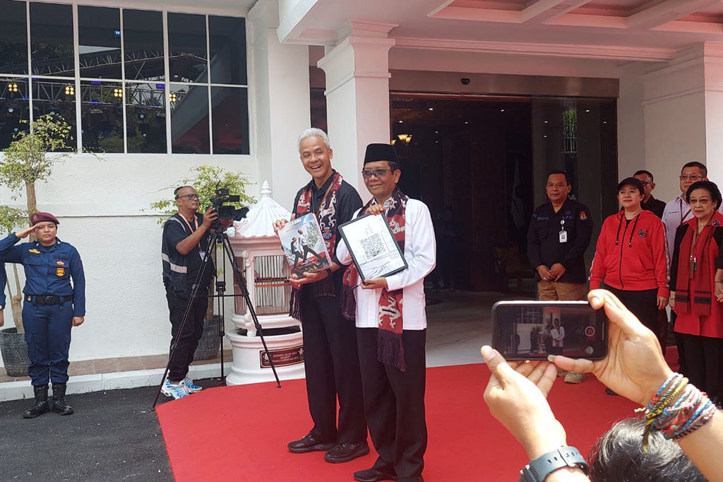Bakal calon presiden (bacapres) Ganjar Pranowo dan bakal calon wakil presiden (bacawpres) Mahfud MD tiba di Gedung Komisi Pemilihan Umum (KPU), Jakarta, Kamis, 19 Oktober 2023. Mereka akan mendaftarkan diri sebagai peserta Pemilihan Presiden (Pilpres) 2024. 