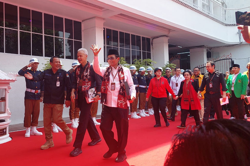 Ganjar dan Mahfud menjadi pasangan bakal capres dan bakal cawapres kedua yang mendaftarkan diri pada hari pertama pendaftaran ke KPU RI dibuka. Sebelumnya pada pagi hari, ada pasangan Anies Baswedan-Muhaimin Iskandar yang mendaftarkan diri ke KPU.