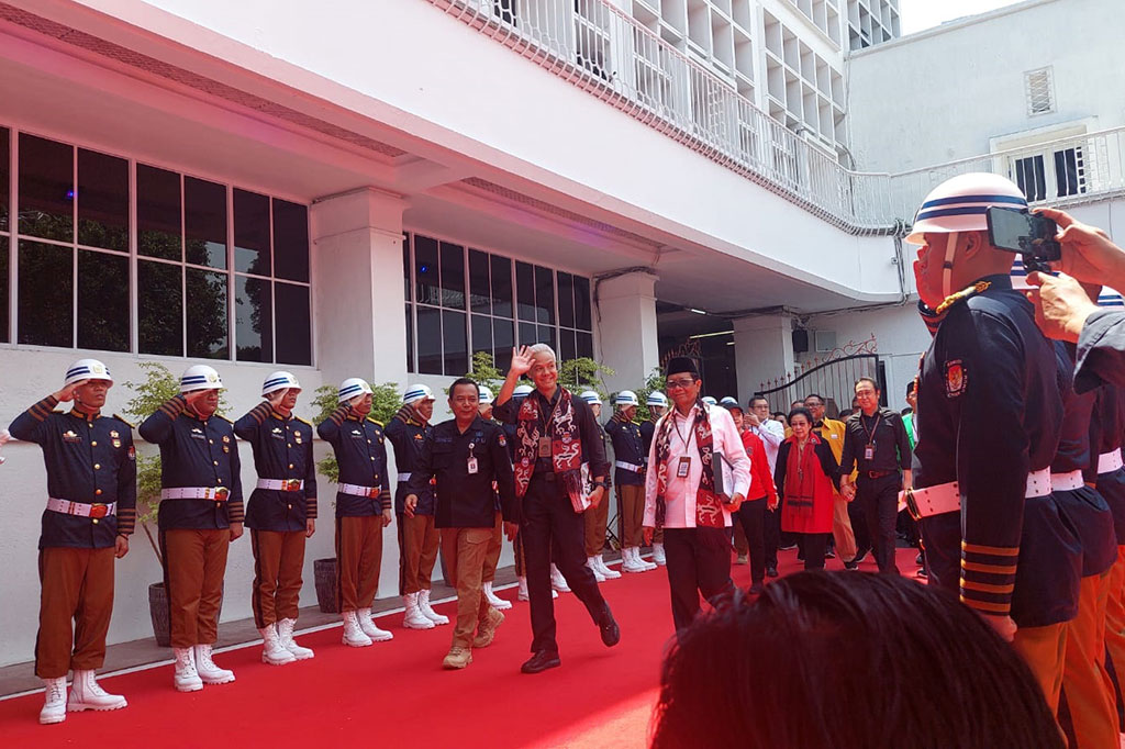 Rombongan Ganjar-Mahfud memulai rangkaian pendaftaran dari Tugu Proklamasi. Di sana, keduanya bertemu dan menyampaikan pidato politik di hadapan para pendukung dan relawan. Pendaftaran bakal calon presiden dan wakil presiden dijadwalkan pada 19-25 Oktober 2023.