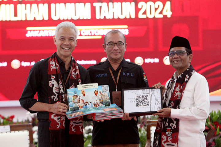 Bakal calon presiden-bacawapres Ganjar Pranowo (kiri) dan Mahfud MD (kanan) secara resmi menyerahkan berkas pendaftaran kepada Ketua Komisi Pemilhan Umum (KPU) Hasyim Asyari di Gedung Komisi Pemilihan Umum (KPU), Imam Bonjol, Jakarta, Kamis, 19 Oktober 2023.
