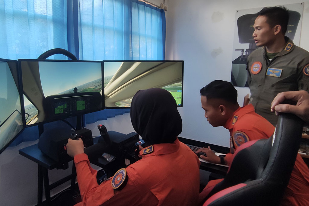 Simulator penerbangan yang diciptakan Mayor Laut (E) Imam Hariadi dan Mayor Laut (P) Febriyanto Adi Nungroho ini tidak kalah dengan buatan pabrik. Selain bisa digunakan untuk berbagai jenis pesawat, simulator ini menggunakan teknologi real time dan panel yang sama dengan pesawat.