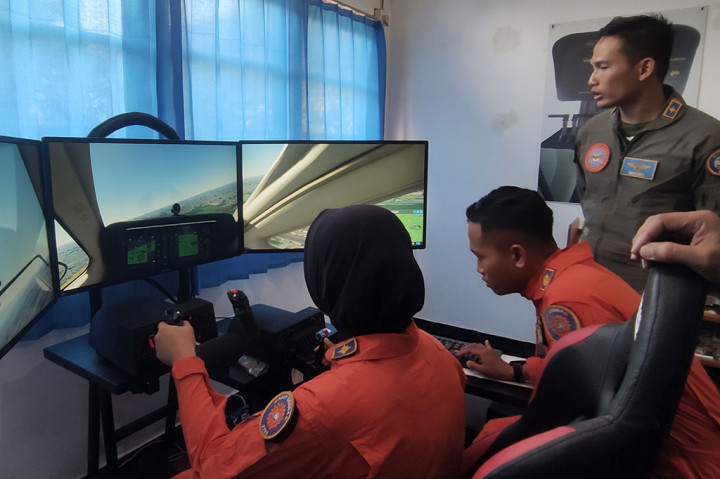 Simulator penerbangan yang diciptakan Mayor Laut (E) Imam Hariadi dan Mayor Laut (P) Febriyanto Adi Nungroho ini tidak kalah dengan buatan pabrik. Selain bisa digunakan untuk berbagai jenis pesawat, simulator ini menggunakan teknologi real time dan panel yang sama dengan pesawat.