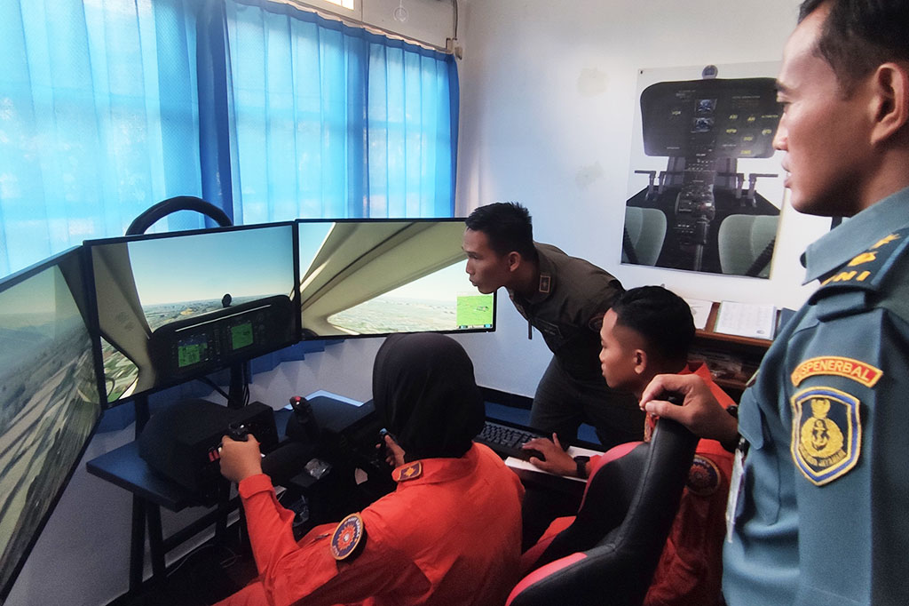 Pilot dan teknisi Pusat Penerbangan Angkatan Laut (Puspenerbal) Juanda di Kabupaten Sidoarjo, Jawa Timur berhasil menciptakan flight simulator untuk melatih para siswa atau calon pilot. 