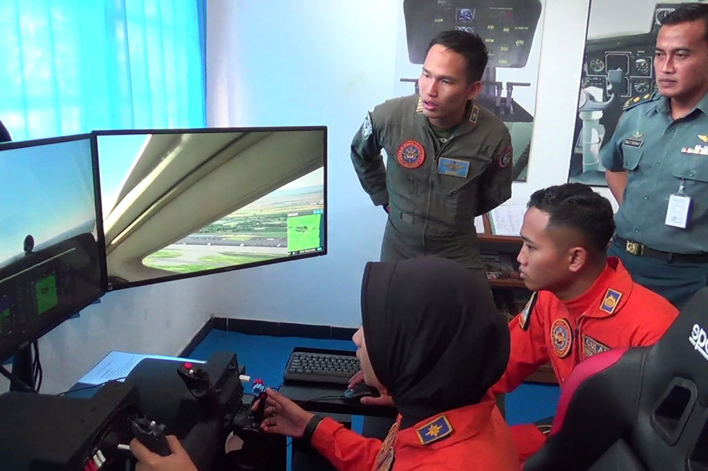 Flight simulator juga bisa disetel untuk terbang siang atau malam hari, atau kondisi hujan dan berangin. Intinya bisa dipilih dalam kondisi atau cuaca seperti yang diminta. Demikian pula lokasi terbang juga bisa distel sesuai lokasi bandara, baik di Indonesia maupun luar negeri.