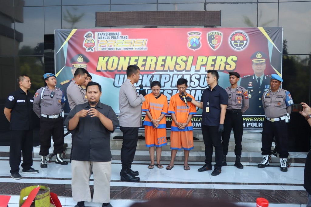 Sepasang kekasih di Kabupaten Sidoarjo nekat membobol mesin ATM dengan peralatan las karena main judi online dan terjerat pinjaman online (pinjol). Mereka belajar dari YouTube dan dua kali berusaha membobol mesin ATM namun gagal membawa pulang uang.