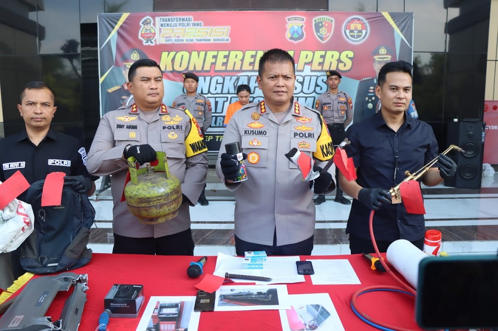 Pasangan kekasih yang nekat ini adalah DAS,25, dan MR,22. Mereka kepergok warga dan ditangkap polisi yang sedang patroli saat membobol mesin ATM di wilayah Kecamatan Krian, Sidoarjo, pada 4 Oktober 2023 lalu.