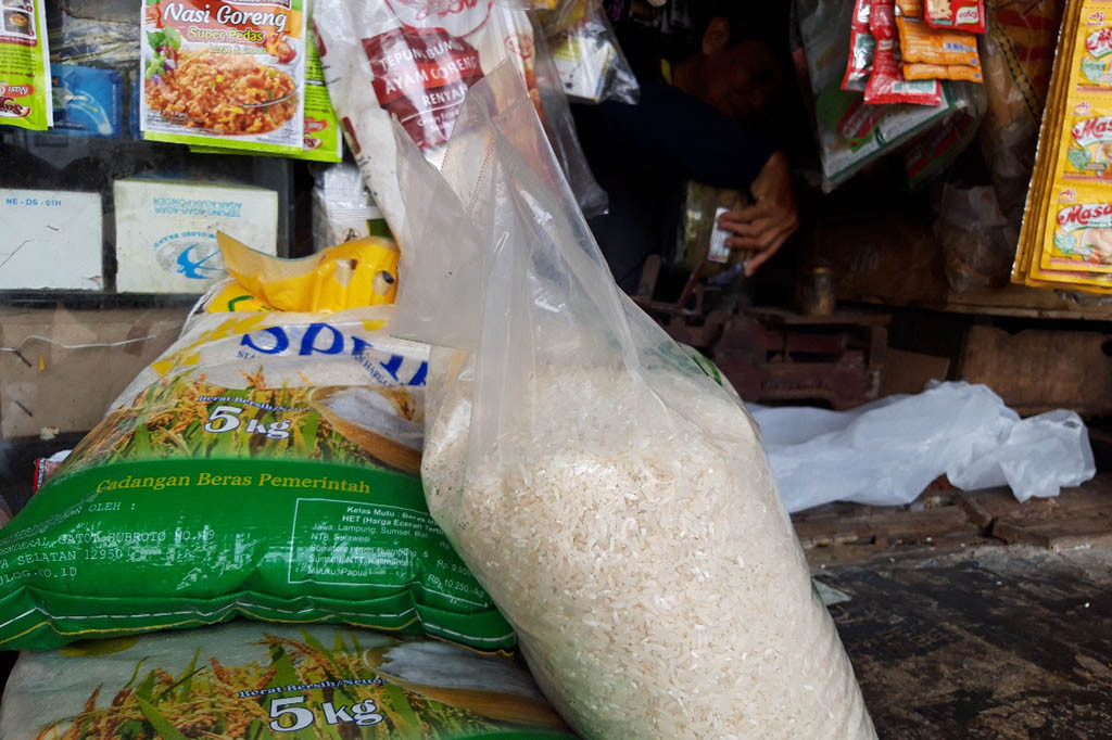 Beras bulog menjadi yang terlaris di pasar tradisional Kota Malang, Jawa Timur. Kendati pera, beras Stabilisasi Pasokan dan Harga Pangan (SPHP) itu diburu pembeli lantaran paling murah ketimbang beras lainnya.