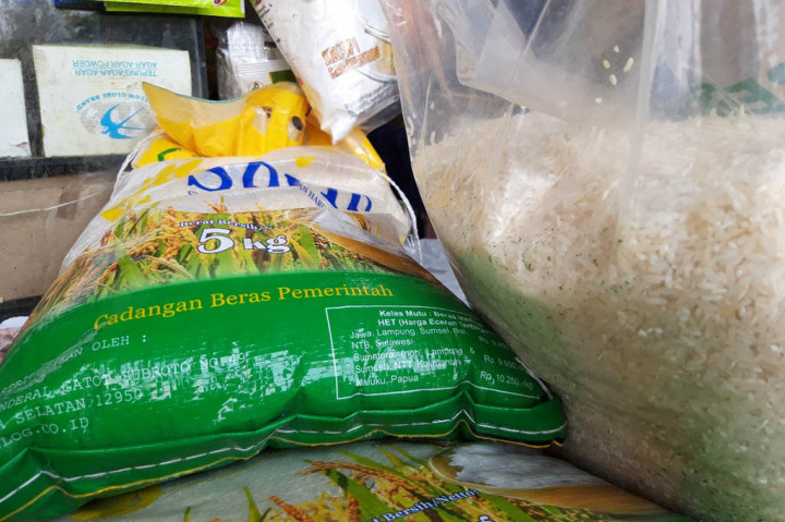 Di Kota Malang, pedagang menjual beras bulog Rp54.500 per kemasan 5 kg atau Rp10.900 per kg. Harga beras itu sesuai ketentuan harga eceran tertinggi beras medium.