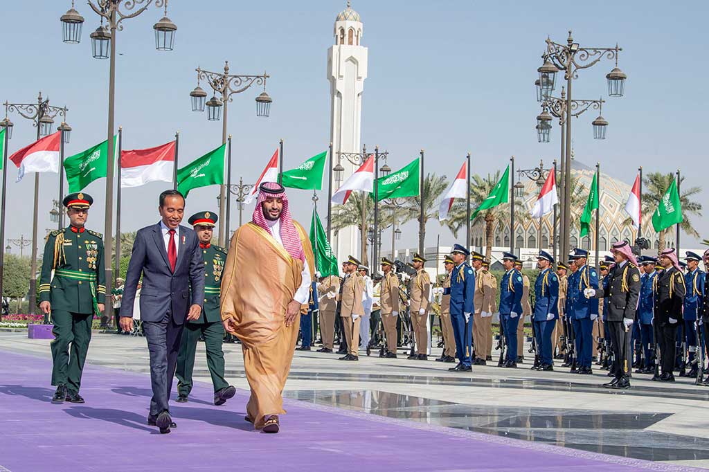 Jokowi menyampaikan kekhawatiran Indonesia terhadap situasi di Palestina yang makin memburuk. Jokowi menegaskan sikap Indonesia yang mengutuk keras segala penyerangan yang berdampak pada kemanusiaan dari negara tersebut.