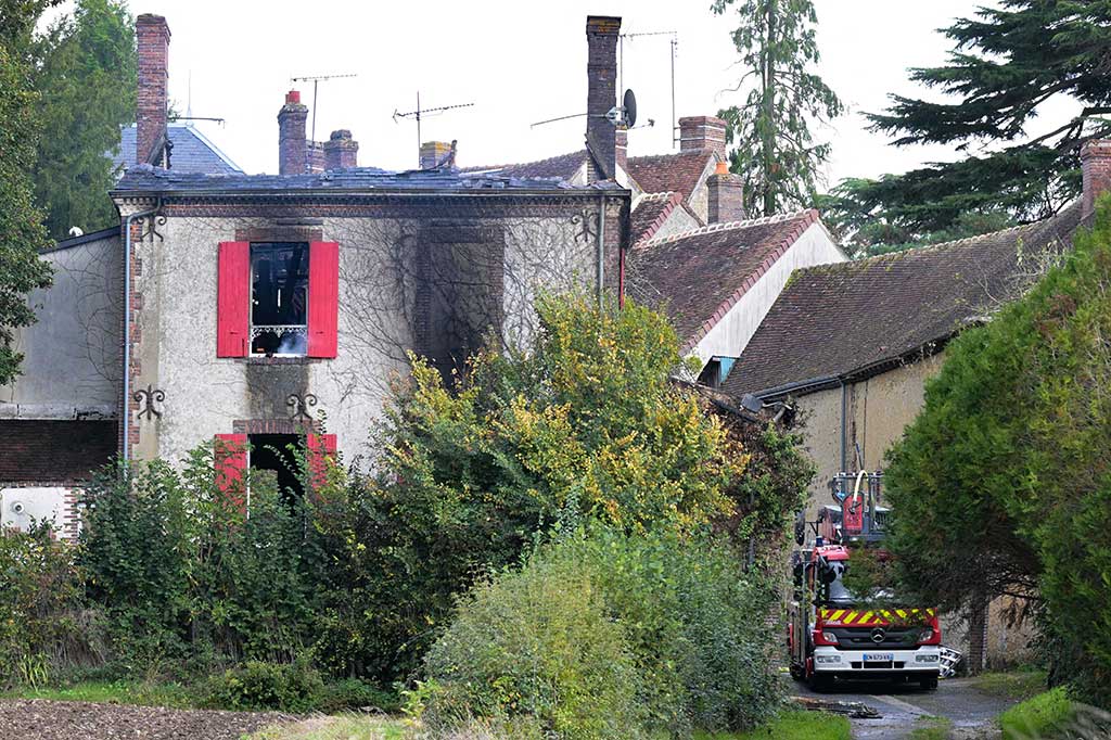 Foto yang diambil pada Kamis, 19 Oktober 2023 waktu setempat, di Bretoncelles, Prancis bagian barat laut, menunjukkan sebuah rumah yang terbakar, di mana empat orang dalam satu keluarga ditemukan tewas.