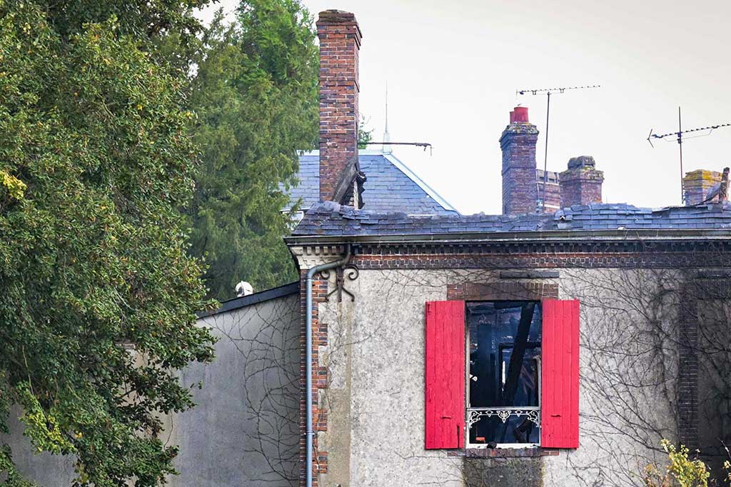 Menurut Departemen Pemadam Kebakaran, empat orang, satu orang dewasa dan tiga anak, ewas di dalam sebuah kebakaran rumah di komune kecil Bretoncelles (Orne). 