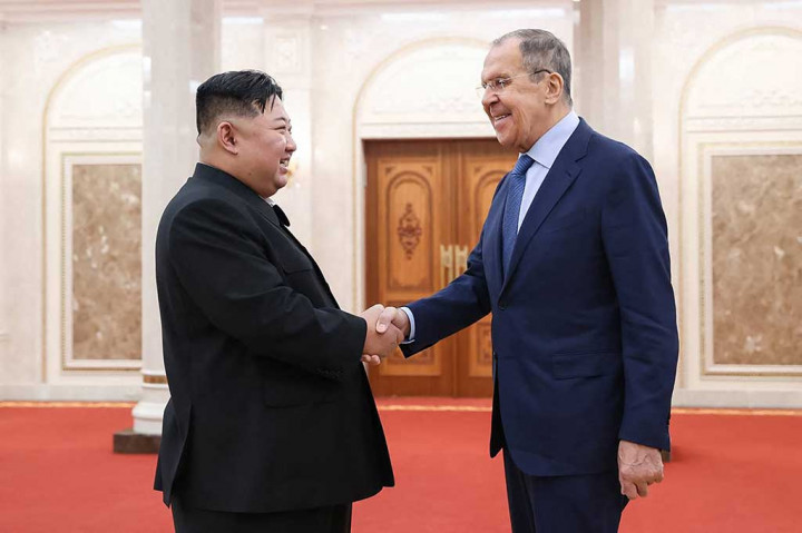 Menteri Luar Negeri Rusia Sergei Lavrov (kanan) berjabat tangan dengan pemimpin Korea Utara Kim Jong-un saat pertemuan di Pyongyang, Korea Utara, Kamis, 19 Oktober 2023.