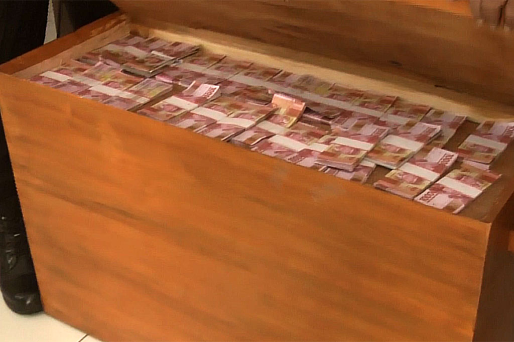 Uang palsu pecahan seratus ribuan sebanyak 30 gepok senilai 105 juta rupiah dalam sebuah peti yang ditemukan di sebuah villa di Kampung Cibunar, Kecamatan Kadudampit ini langsung diamankan aparat Polsek Kadudampit. 