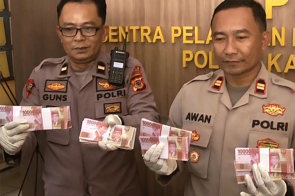 Sebelumnya polisi mendapat laporan dari masyarakat yang mencurigai para pelaku yang diduga lebih dari tiga orang ini masuk ke dalam villa dengan membawa peti. Dari laporan itu, polisi langsung melakukan pemeriksaan dan penyelidikan ke lokasi dan mendapati peti uang yang terkunci dalam sebuah kamar villa tersebut. Namun sayang para pelaku berhasil kabur sebelum polisi datang ke tkp. 