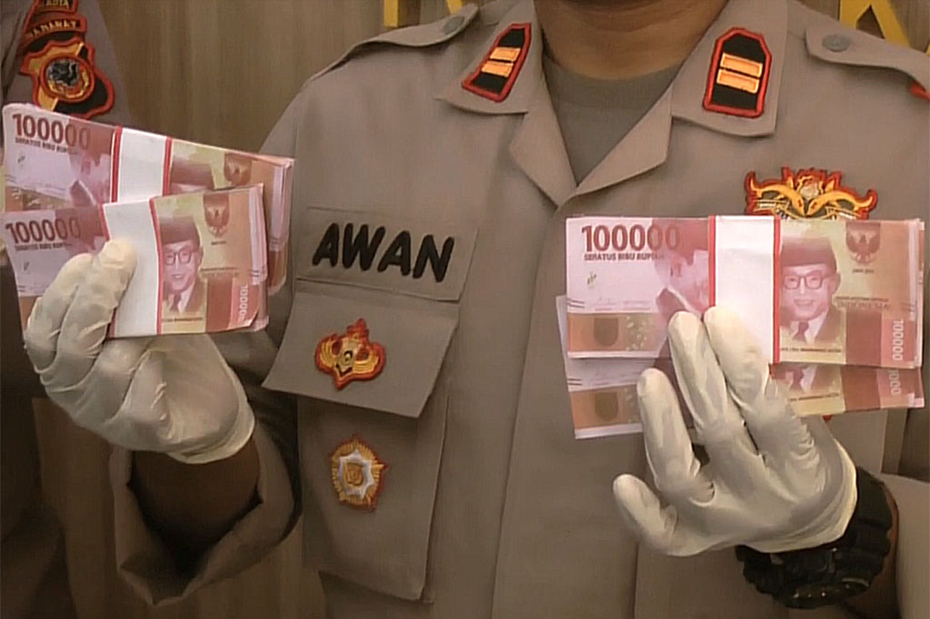 Saat dilakukan pengecekan uang dalam peti itu seluruhnya palsu dan bertuliskan uang mainan pecahan 100 ribuan. Diduga para pelaku ini akan melakukan tindak pidana penipuan dengan menukarkan uang palsu dengan uang asli. Namun, aksinya ini tercium warga dan berhasil digagalkan peredarannya oleh kepolisian sektor kadudampit.