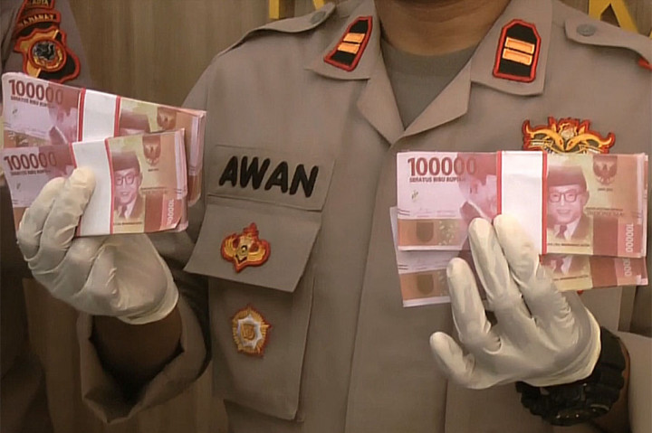 Saat dilakukan pengecekan uang dalam peti itu seluruhnya palsu dan bertuliskan uang mainan pecahan 100 ribuan. Diduga para pelaku ini akan melakukan tindak pidana penipuan dengan menukarkan uang palsu dengan uang asli. Namun, aksinya ini tercium warga dan berhasil digagalkan peredarannya oleh kepolisian sektor kadudampit.