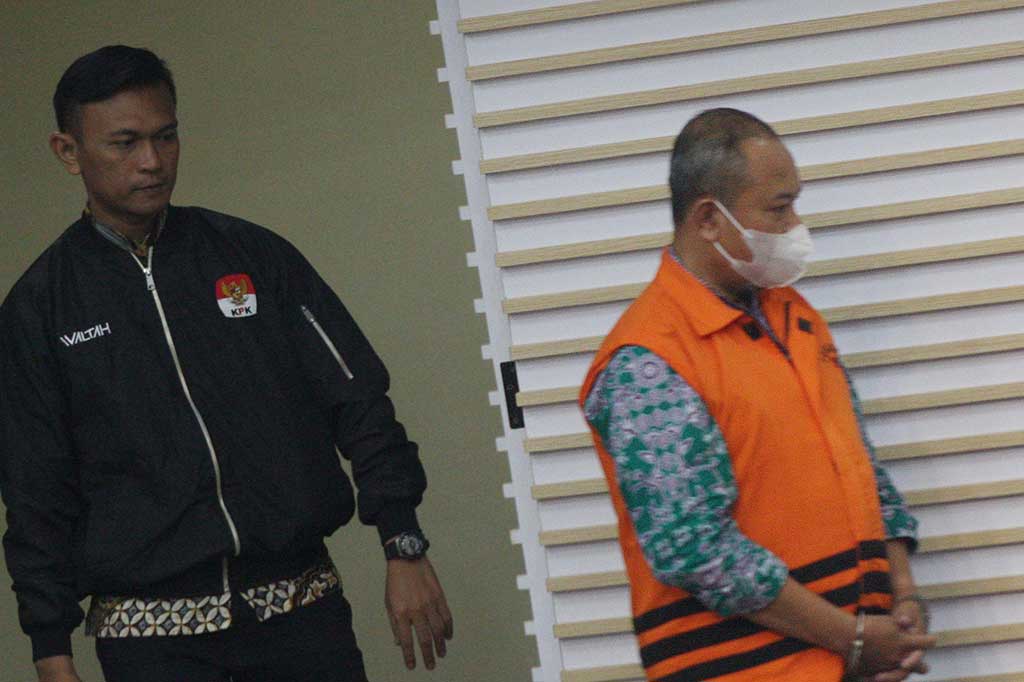 KPK sebelumnya telah menetapkan tiga tersangka dalam kasus tersebut yaitu Edy Wahyudi (PNS dan Pejabat Pembuat Komitmen), Sugiharto (Dirut PT Arsigraphi) dan Heri Sukamto (Dirut PT PNN dan PT DMI). 