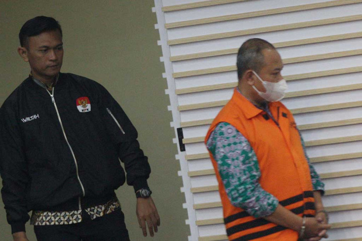 KPK sebelumnya telah menetapkan tiga tersangka dalam kasus tersebut yaitu Edy Wahyudi (PNS dan Pejabat Pembuat Komitmen), Sugiharto (Dirut PT Arsigraphi) dan Heri Sukamto (Dirut PT PNN dan PT DMI). 