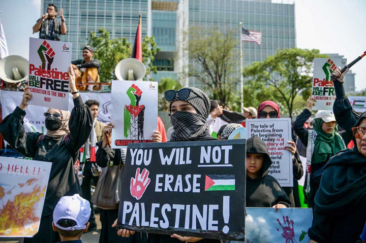 Masa aksi melakkan orasi damai untuk melakukang dukungan kep Palestina dan kecaman terhadp Israel di depan kantor Perserikatan Bangsa-Bangsa (PBB) di Jalan MH Thamrin, Jakarta Pusat, Jumat, 20 Oktober 2023.