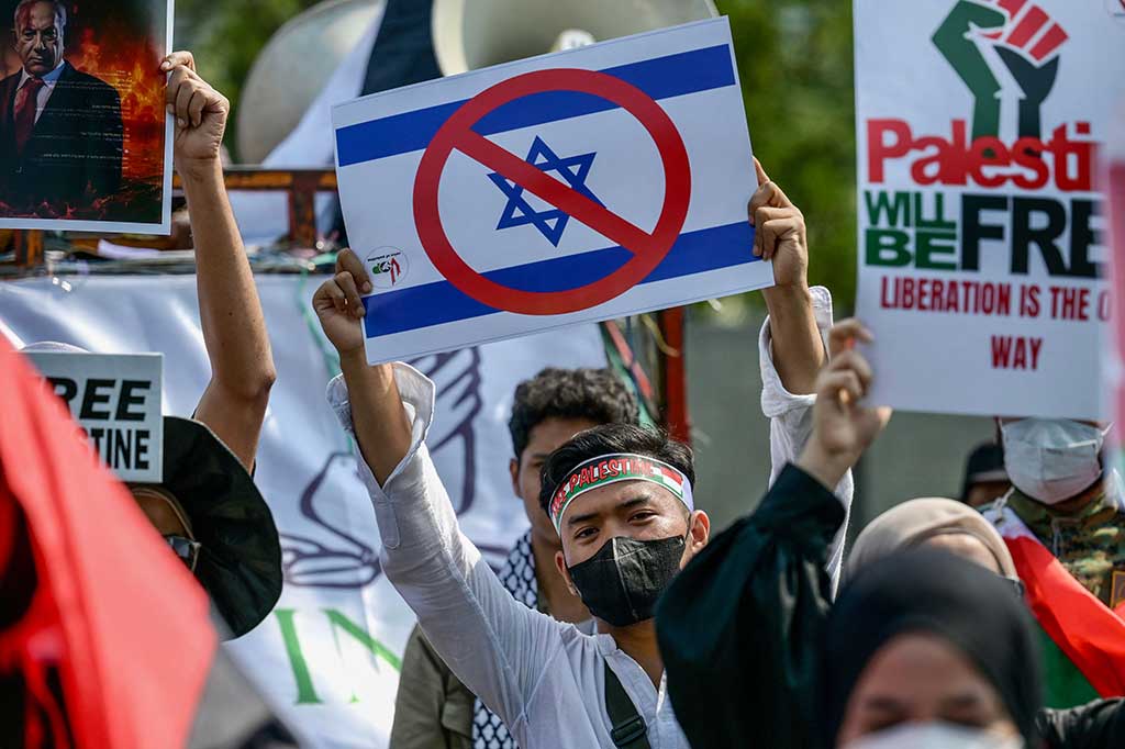 Selanjutnya, mendorong negara-negara Arab, PBB, lembaga internasional dan dunia untuk berempati terhadap masyarakat dan masalah di Palestina yang telah menimbulkan banyak korban, serta membawa kedua belah pihak menemukan solusi permanen yang mampu menyelesaikan akar permasalahan di Palestina.