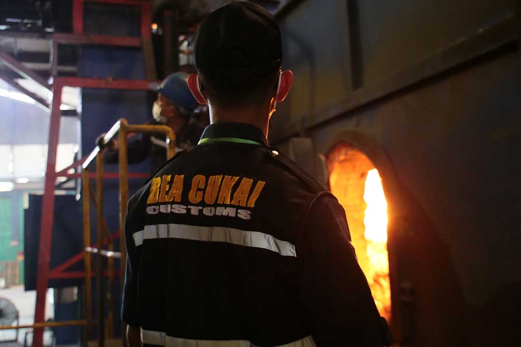 Pemusnahan rokok dilaksanakan tiga hari pada 18-20 Oktober 2023. Pemusnahan dilakukan dengan cara dibakar dalam insinerator milik salah satu perusahaan di Mojokerto. Pembakaran ini dimaksudkan agar barang-barang tersebut tidak memiliki nilai ekonomis lagi.