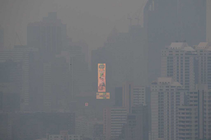 Sebuah iklan besar yang menyala di sisi sebuah bangunan terlihat di tengah tingginya tingkat polusi udara di Bangkok, Thailand, Rabu, 18 Oktober 2023.