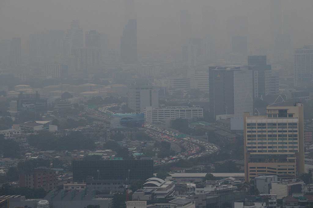 Pejabat pemerintah mengatakan lonjakan tiba-tiba ini sebagian besar disebabkan oleh kondisi atmosfer, dengan akumulasi partikel halus karena udara yang lebih dingin, tekanan udara yang tinggi, dan cuaca kering.
