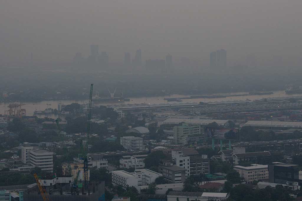 Departemen Pengendalian Polusi (Pollution Control Department/PCD) Thailand melaporkan tingkat polusi udara yang tidak sehat di beberapa wilayah di Bangkok dan sekitarnya seiring perubahan musim memicu kemunculan kembali partikel debu yang berlebihan.