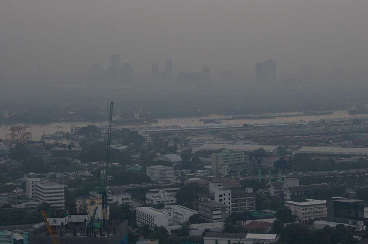 Departemen Pengendalian Polusi (Pollution Control Department/PCD) Thailand melaporkan tingkat polusi udara yang tidak sehat di beberapa wilayah di Bangkok dan sekitarnya seiring perubahan musim memicu kemunculan kembali partikel debu yang berlebihan.