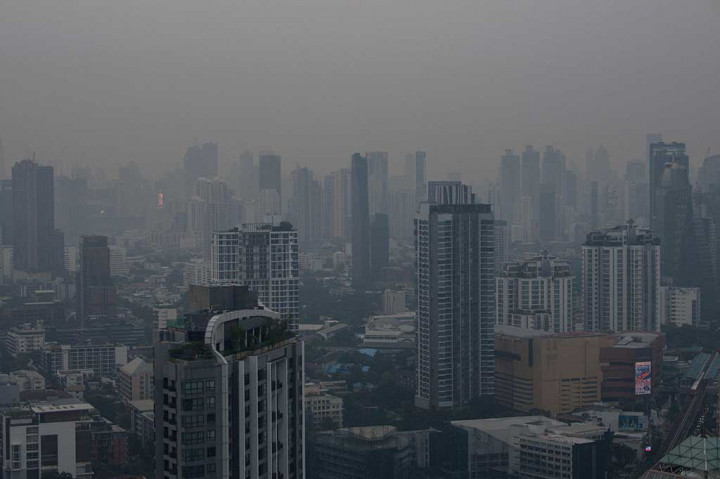 Para pejabat Thailand pada hari Jumat, 20 Oktober, menjanjikan tindakan untuk mengatasi lonjakan polusi udara yang terjadi sebelum puncak kabut asap musiman.