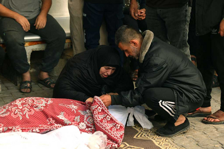 Di antara mereka yang tewas adalah 16 orang di kompleks gereja Ortodoks Yunani Saint Porphyrius di Kota Gaza pada Kamis, 19 Oktober. Sekitar 500 orang mengungsi di gereja tersebut, termasuk lima anggota staf Caritas, beserta keluarga mereka, kata LSM Cartias Internationalis dalam sebuah pernyataan.