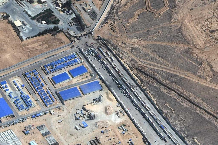 Gambar satelit milik Maxar Technologies yang diambil pada Jumat, 20 Oktober 2023 menunjukkan pemandangan deretan truk bantuan kemanusiaan yang menunggu di sisi Mesir di perbatasan Rafah yang melintasi antara Mesir timur laut dan Jalur Gaza selatan.