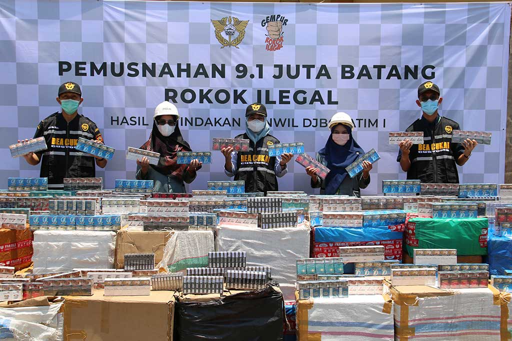 Kepolisian Sektor Kadudampit, Resor Sukabumi Kota, Jawa Barat berhasil menggagalkan peredaran uang palsu pecahan seratus ribuan. Uang yang diduga untuk menipu korban ini tersimpan di sebuah kamar di dalam villa yang disewa para pelaku yang berhasil kabur.