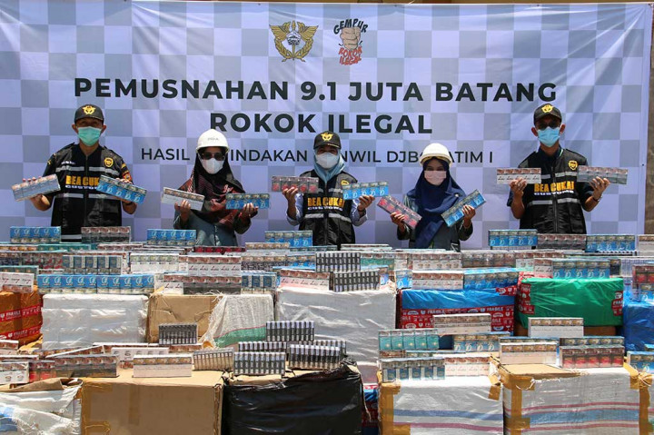 Kepolisian Sektor Kadudampit, Resor Sukabumi Kota, Jawa Barat berhasil menggagalkan peredaran uang palsu pecahan seratus ribuan. Uang yang diduga untuk menipu korban ini tersimpan di sebuah kamar di dalam villa yang disewa para pelaku yang berhasil kabur.