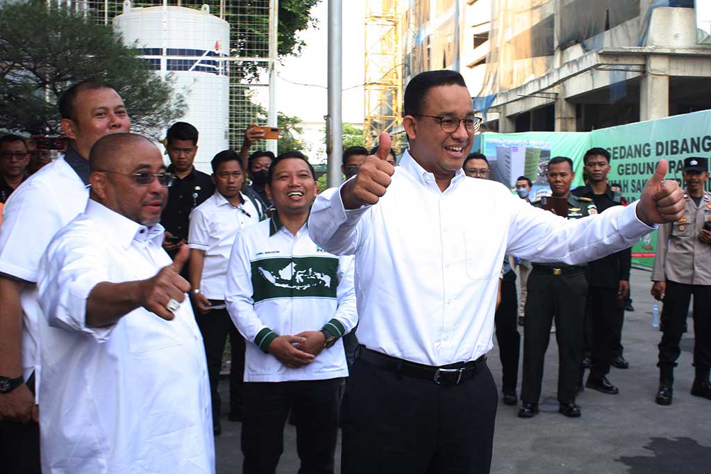 Sementara itu Anies Baswedan datang dengan mobil berbeda dengan nomor polisi B 7777 AR sekitar pukul 07.00. Keduanya kompak mengenakan kemeja putih dan celana gelap. 