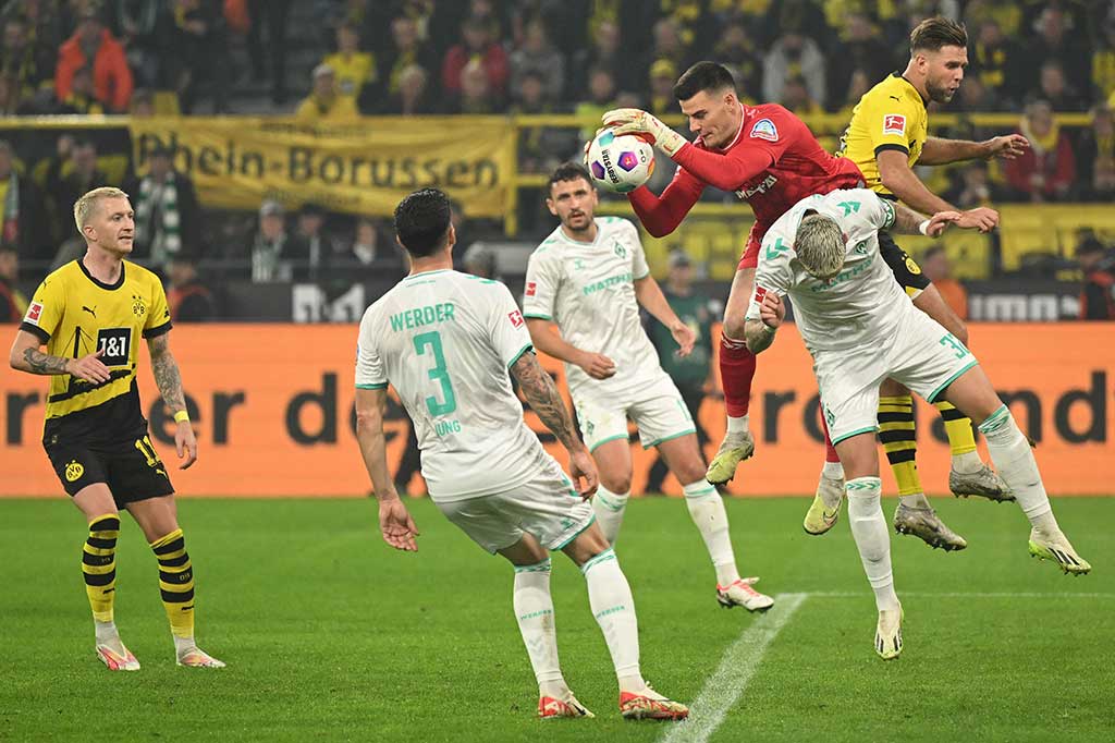 Di babak pertama, Dortmund langsung mengambil inisiatif serangan. Beberapa peluang tercipta namun masih bisa digagalkan kiper Bremen Michael Zetterer.