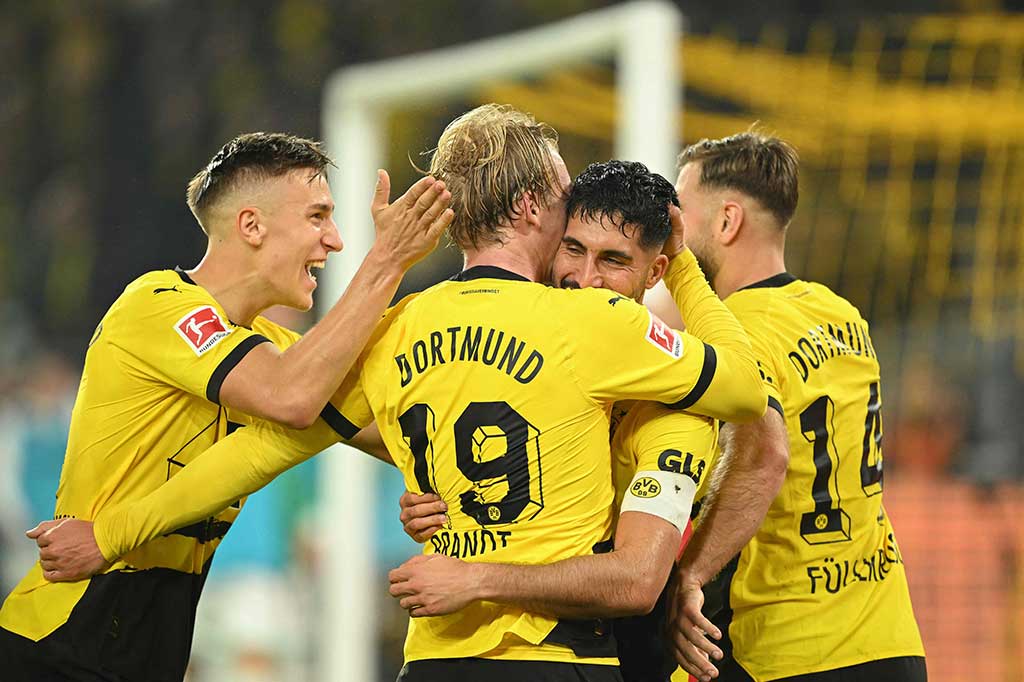 Julian Brandt melakukan selebrasi bersama rekan-rekan setimnya.