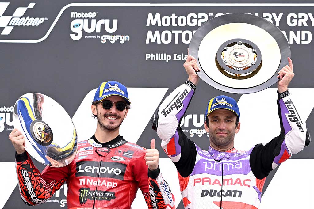 Zarco menyalip rekan setimnya dan penantang gelar dunia Jorge Martin untuk mengangkat bendera kotak-kotak, hanya unggul 0,201 detik atas pembalap Italia Bagnaia dengan Ducati-nya yang berada di urutan kedua.