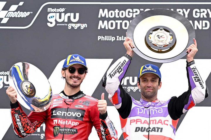 Zarco menyalip rekan setimnya dan penantang gelar dunia Jorge Martin untuk mengangkat bendera kotak-kotak, hanya unggul 0,201 detik atas pembalap Italia Bagnaia dengan Ducati-nya yang berada di urutan kedua.
