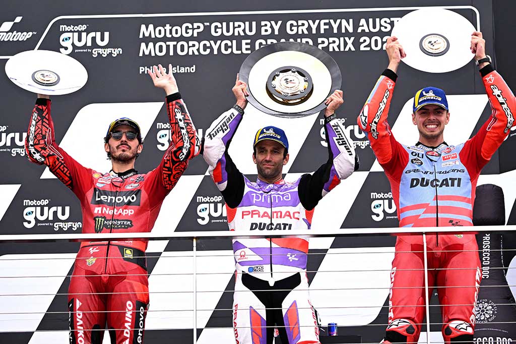 Zarco keluar sebagai pemenang, diikuti Bagnaia, dan juga pembalap yang baru pertama kali merasakan podium, Di Giannanonio di posisi ketiga.