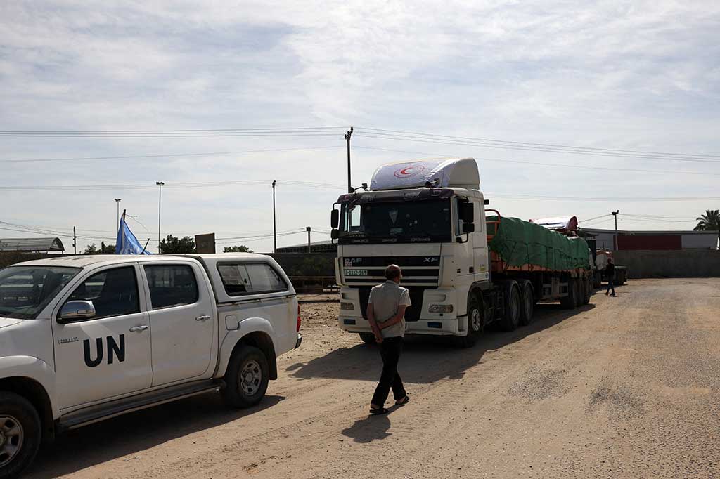 Truk pertama dari 20 truk yang membawa bantuan kemanusiaan memasuki Jalur Gaza melalui perbatasan Rafah dengan Mesir, Sabtu, 21 Oktober 2023.